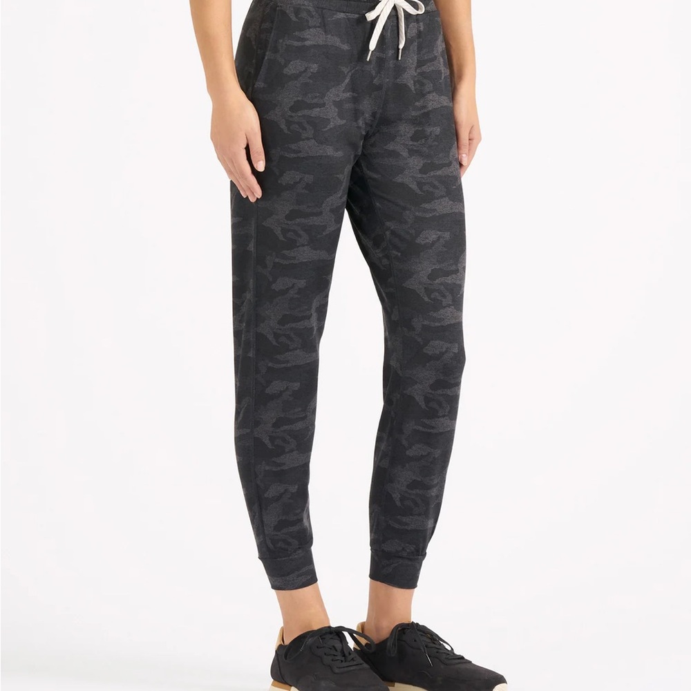 Vuori Women’s Performance Jogger Black Camo Size XS